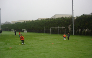 Sacha, Théo , Raphaël et Julien à l'atelier des cerceaux : principe : poser le ballon dans le cerceau : un cerceau en moins par rapport au nbre de joueurs.
