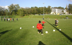 27 Oct : U7/U8 Positionner les ballons dans les cerceaux de l'équipe adverse.