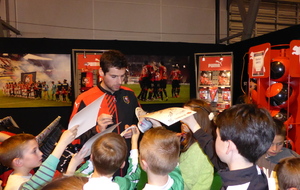 Yoann Gourcuff se prête au jeu des autographes pour la joie des petits footballeurs